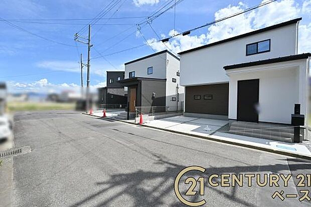 ■現地撮影写真■スーパーなど商業施設が徒歩圏内に近接しています。