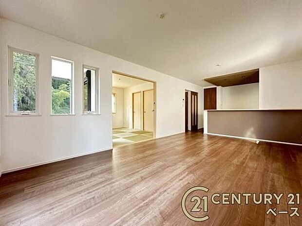 ■現地撮影写真■ご家族でくつろいでいただける広々したリビング!小窓やアクセントクロスがおしゃれな空間を演出します!