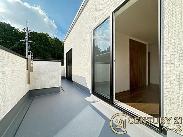 ■現地撮影写真■日当たりのよい広々としたバルコニー!洗濯物もよく乾きます!