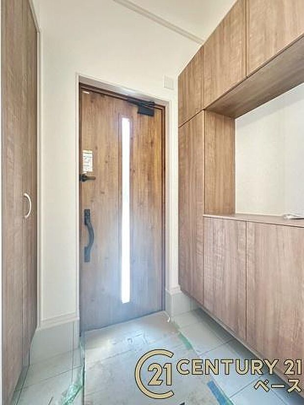 ■現地撮影写真■すっきりとした明るい玄関が家族やお客様を迎えてくれます!