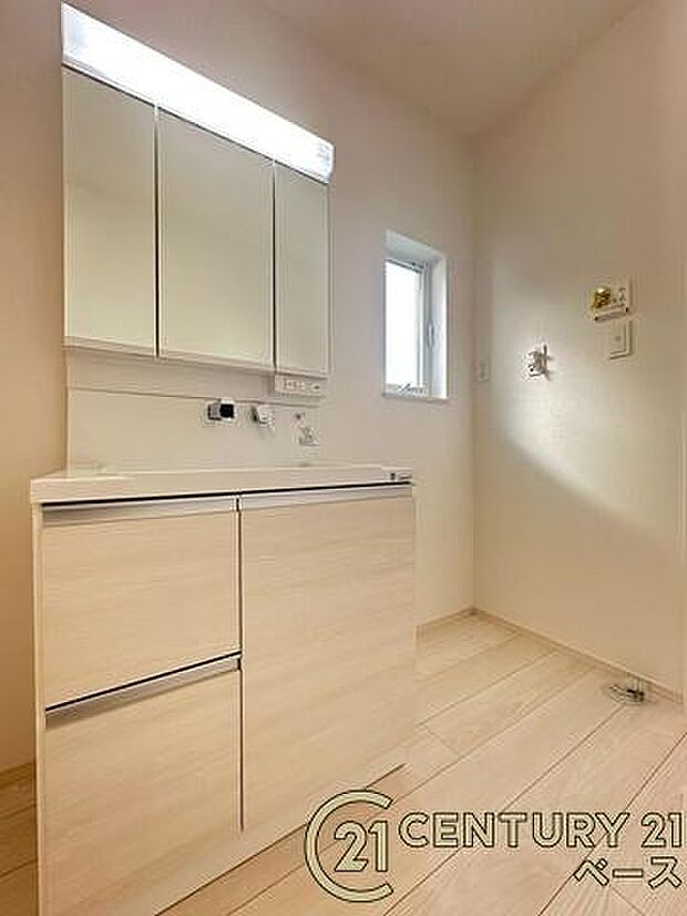 ■現地撮影写真■三面鏡タイプのミラーキャビネット!収納スペースも豊富です!