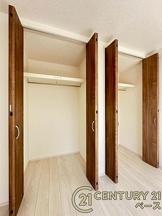 ■現地撮影写真■冬物のコートや季節のものなどたくさんしまえる広さ!