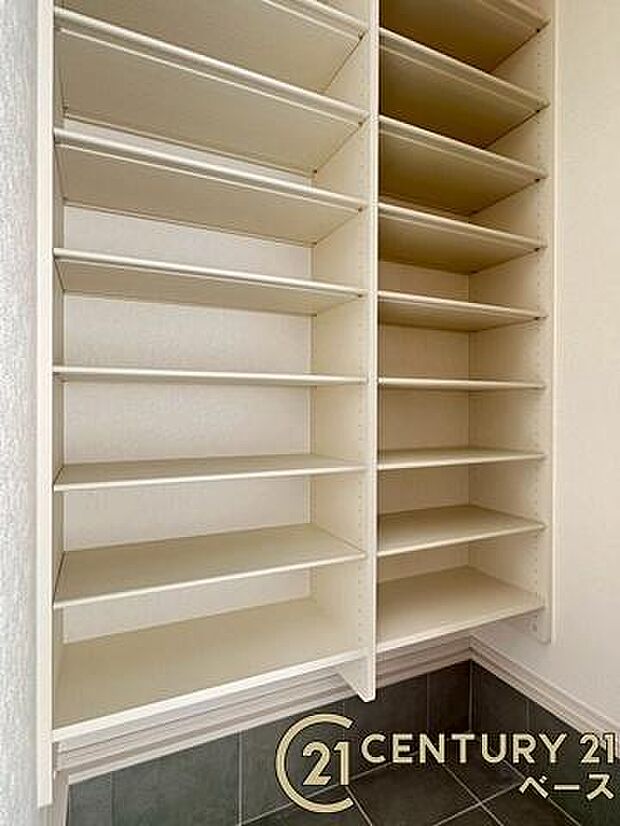 ■現地撮影写真■玄関横にはシューズインクロークを完備!