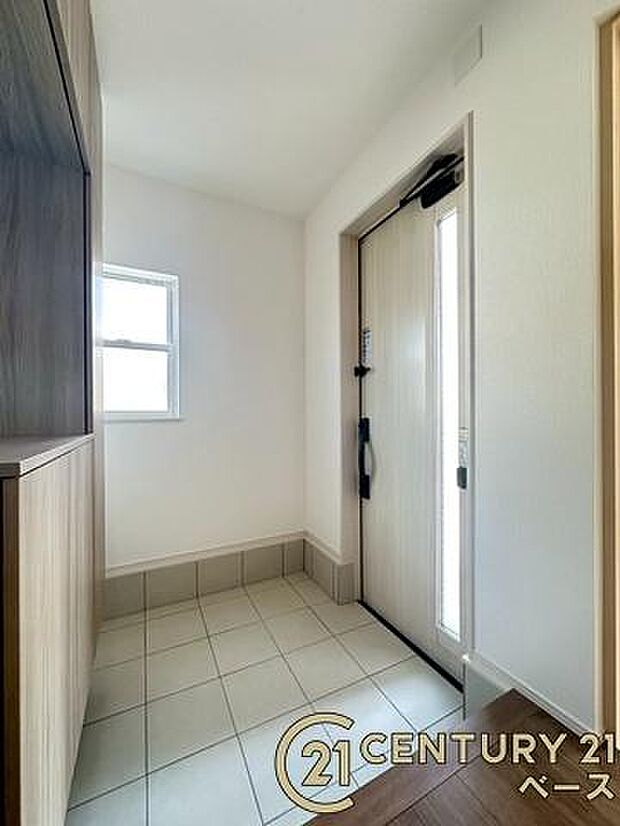 ■現地撮影写真■すっきりとした明るい玄関が家族やお客様を迎えてくれます!