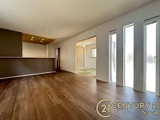 ■現地撮影写真■ご家族でくつろいでいただける広々したリビング!小窓やアクセントクロスがおしゃれな空間を演出します!