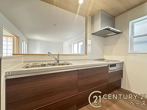 ■現地撮影写真■家族とのコミュニケーションがとりやすい人気のカウンターキッチン!