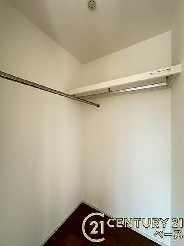 ■現地撮影写真■冬物のコートや季節のものなどたくさんしまえる広さ!