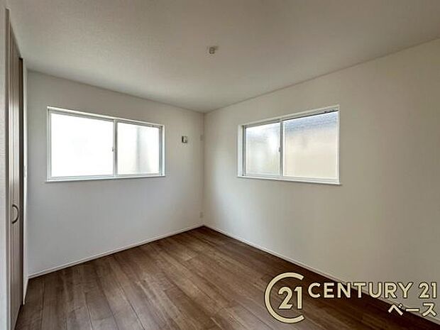 ■現地撮影写真■明るい雰囲気の洋室です!