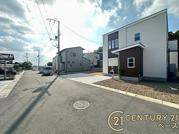 ■現地撮影写真■敷地と道路の高低差が少なく駐車もスムーズです!