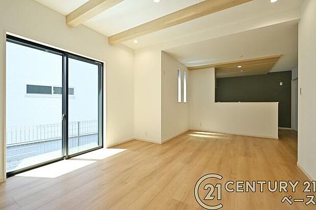 ■ご家族でくつろいでいただける広々としたリビングです!全窓ペアガラス標準装備!■