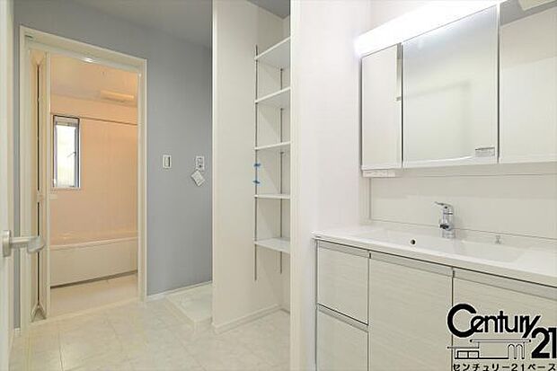 ■三面鏡タイプのミラーキャビネット!収納スペースも豊富です!■