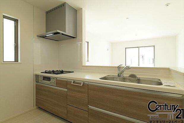 ■キッチンパネルは油などの汚れが付着しにくく、毎日のお手入れが簡単なので清潔なキッチンが保てます!■