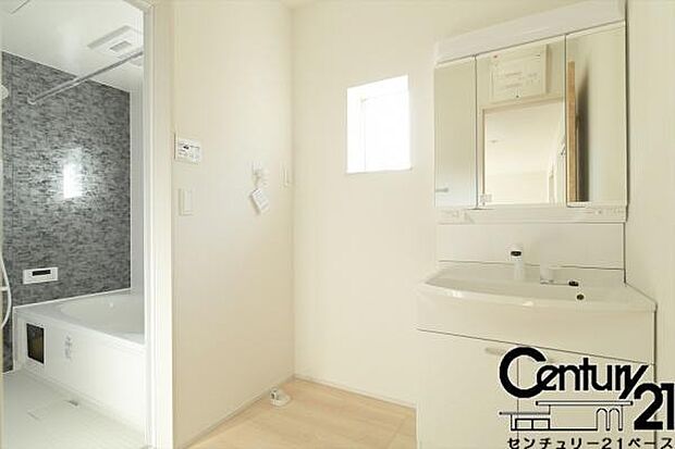 ■三面鏡タイプのミラーキャビネット!収納スペースも豊富です!■