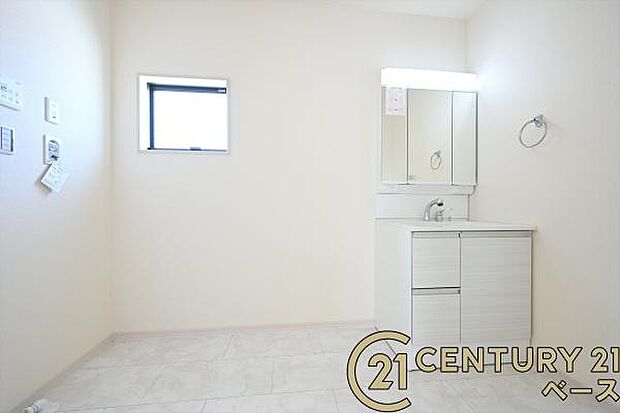 ■現地撮影写真■三面鏡タイプのミラーキャビネット!収納スペースも豊富です!