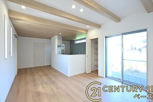 ■現地撮影写真■大きな窓から柔らかい光が射し込みます!