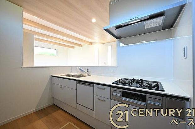 ■現地撮影写真■家族とのコミュニケーションがとりやすい人気のカウンターキッチン!