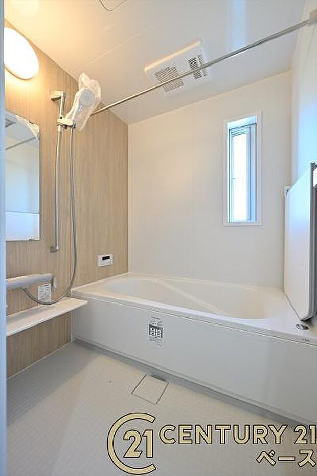 ■現地撮影写真■ゆったりしたサイズの浴室!足を伸ばしての入浴は疲れも癒してくれます!