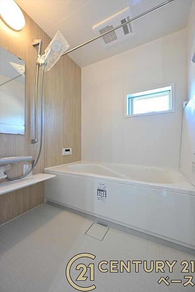 ■現地撮影写真■ゆったりしたサイズの浴室!足を伸ばしての入浴は疲れも癒してくれます!