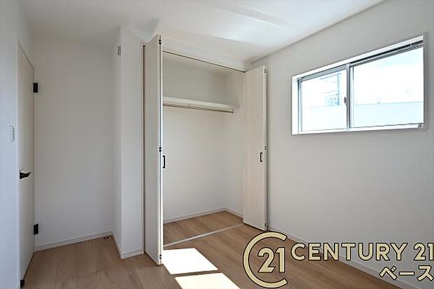 ■現地撮影写真■冬物のコートや季節のものなどたくさんしまえる広さ!