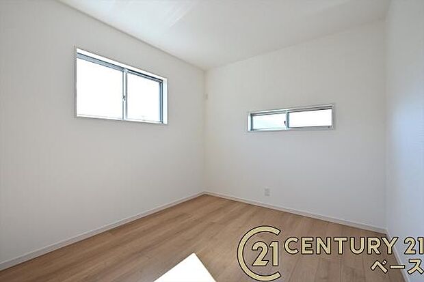 ■現地撮影写真■明るい雰囲気の洋室です!