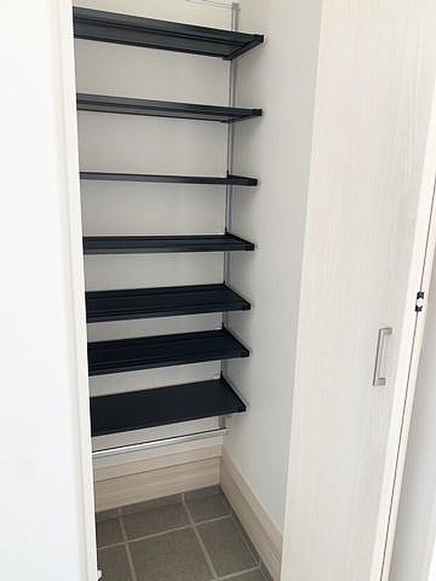 ■現地撮影写真■玄関には大容量収納スペースを完備!