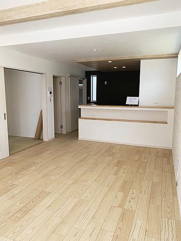 ■現地撮影写真■ご家族でくつろいでいただける18.5帖の広々開放的なリビング!