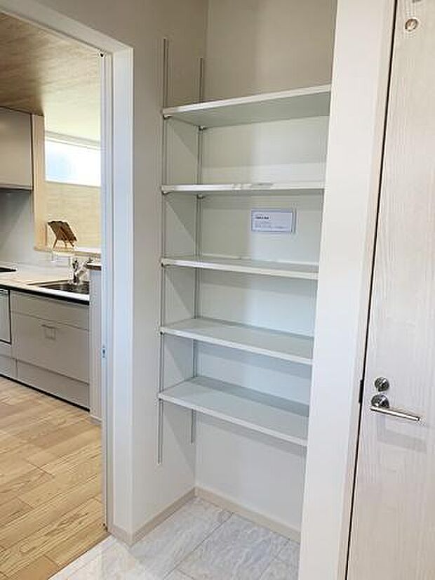 ■現地撮影写真■可動棚を備えた便利な洗面スペースです!