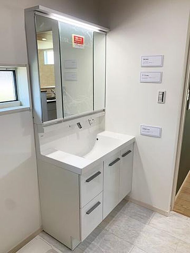■現地撮影写真■三面鏡タイプのミラーキャビネット!収納スペースも豊富です!