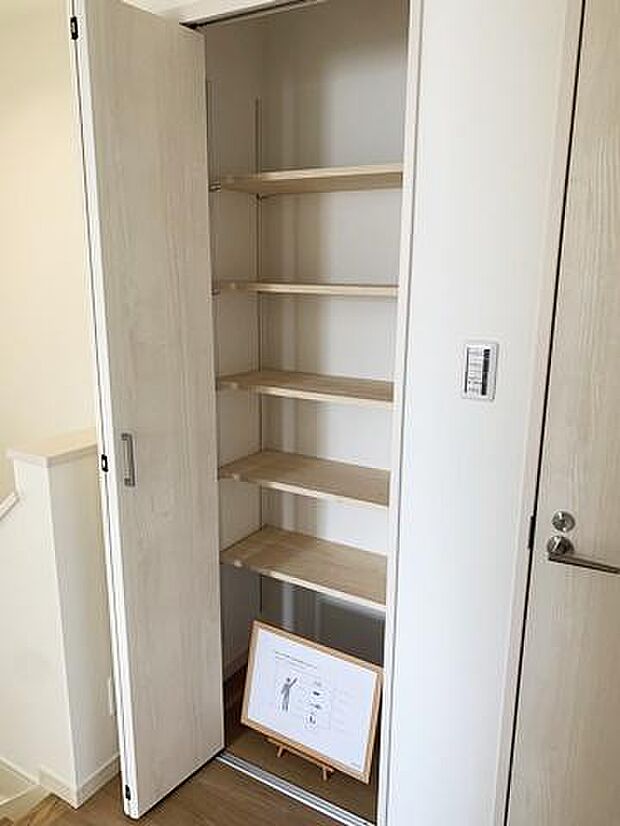 ■現地撮影写真■あると嬉しい便利な廊下収納を完備!