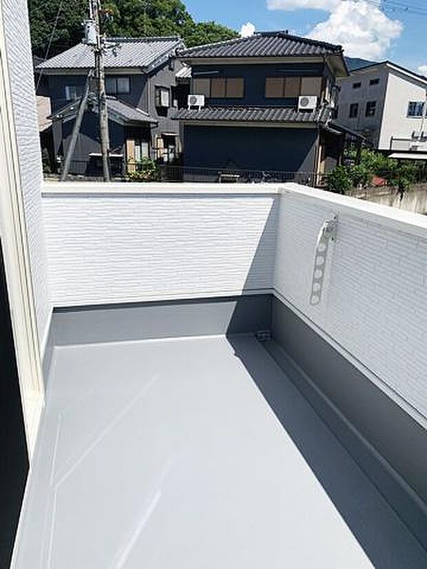 ■現地撮影写真■日当たりのよいバルコニー!洗濯物もよく乾きます!