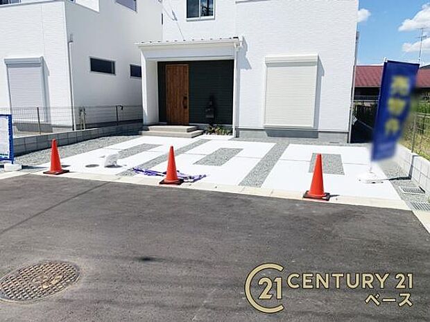 ■現地撮影写真■広々とした駐車スペースを完備!