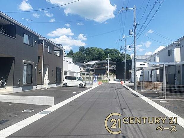 ■現地撮影写真■前面道路6m以上と広々快適な広さです!