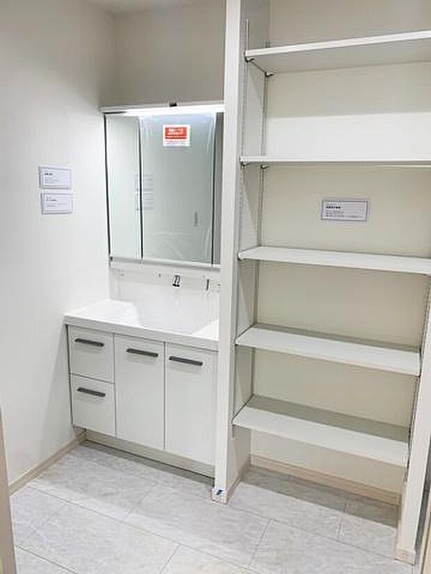 ■現地撮影写真■三面鏡タイプのミラーキャビネット!収納スペースも豊富です!