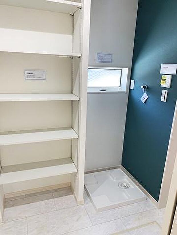 ■現地撮影写真■収納豊富な明るい洗面スペースです!