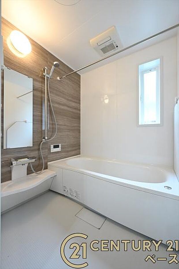 ■現地撮影写真■ゆったり1坪サイズ!足を伸ばしての入浴は疲れも癒してくれます!