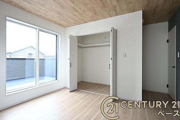 ■現地撮影写真■冬物のコートや季節のものなどたくさんしまえる広さ!