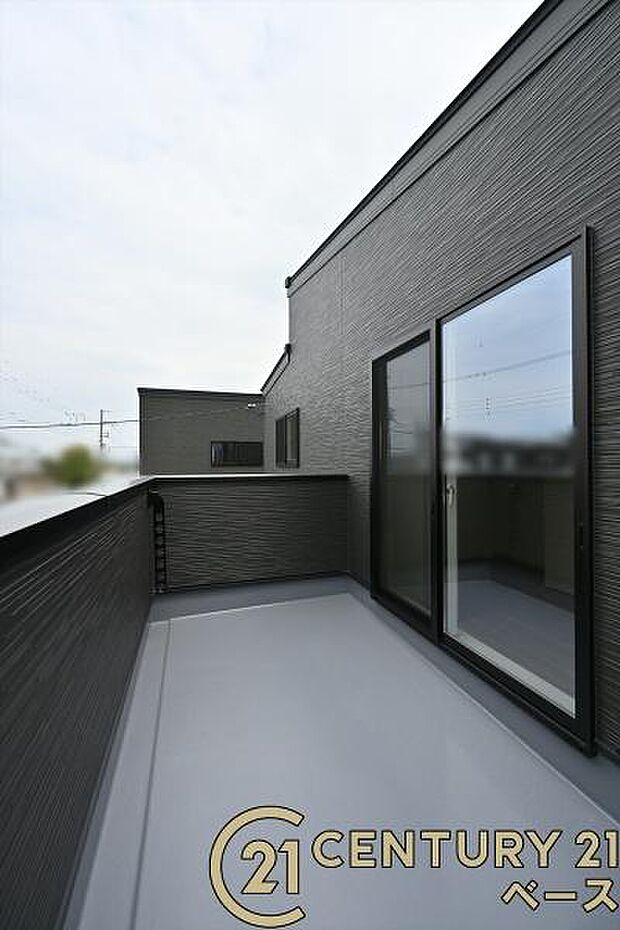 ■現地撮影写真■日当たりのよい広々とした南向きバルコニー!洗濯物もよく乾きます!