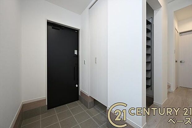 ■現地撮影写真■すっきりとした明るい玄関が家族やお客様を迎えてくれます!