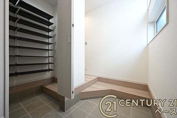 ■現地撮影写真■玄関には大容量シューズボックス完備!