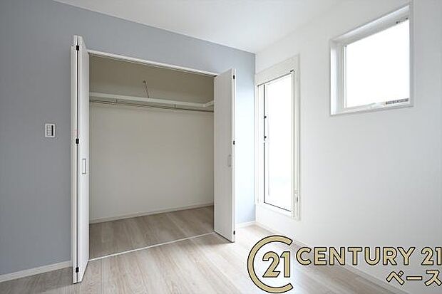 ■現地撮影写真■冬物のコートや季節のものなどたくさんしまえる広さ!