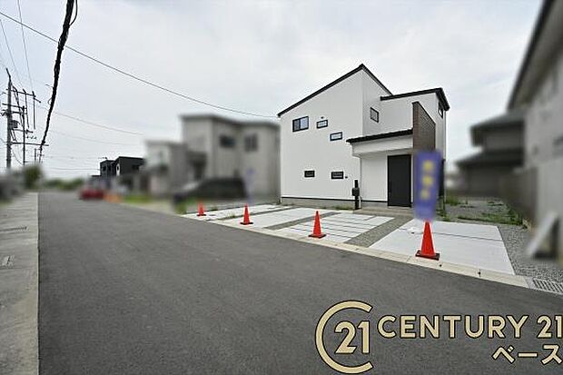 ■現地撮影写真■前面道路約6m以上で車の出し入れも楽々!