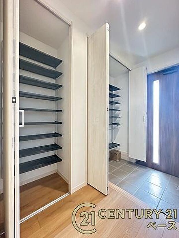 ■現地撮影写真■すっきりとした明るい玄関が家族やお客様を迎えてくれます!