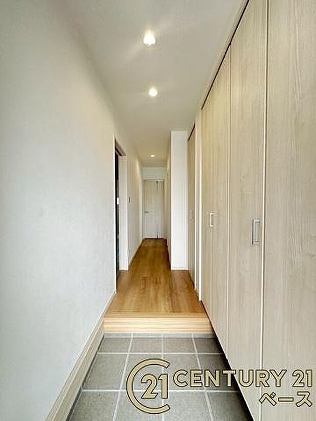 ■現地撮影写真■こちらは玄関から見た廊下部分です!