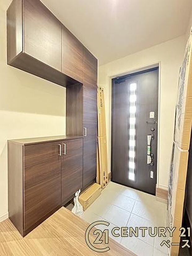 ■現地撮影写真■すっきりとした明るい玄関が家族やお客様を迎えてくれます!