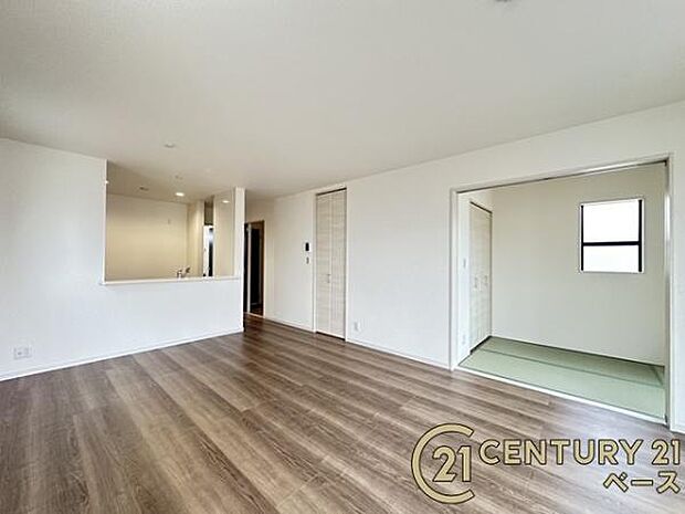 ■現地撮影写真■家族団欒も快適な広々としたリビング!