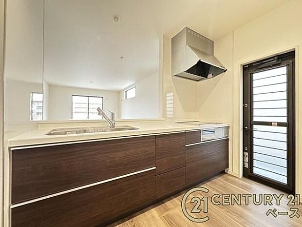 ■現地撮影写真■収納力と使いやすさを追求したシステムキッチンです!