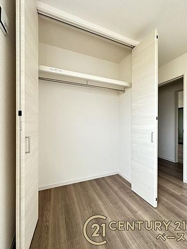 ■現地撮影写真■冬物のコートや季節のものなどたくさんしまえる広さ!