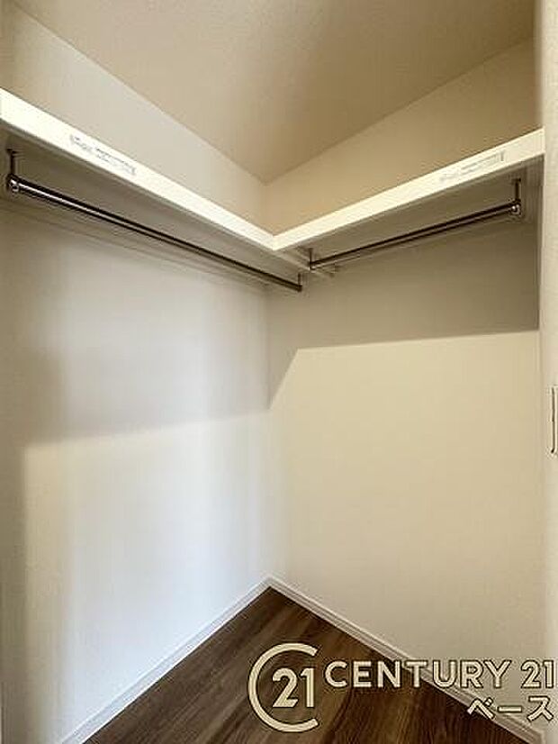 ■現地撮影写真■広々としたウォークインクローゼットを完備!大きな荷物も楽々収納!