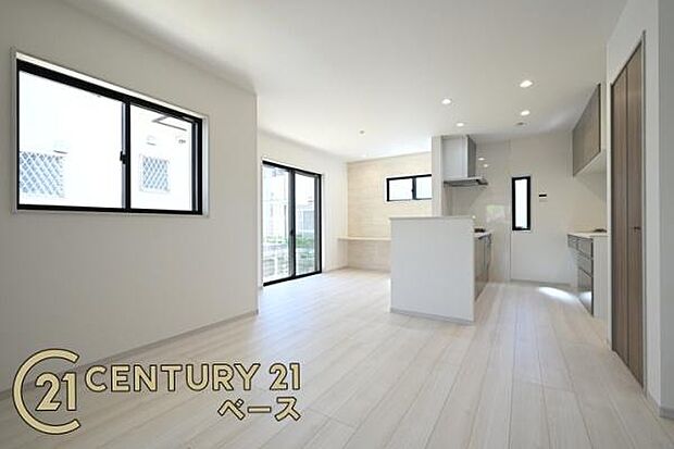 ■現地撮影写真■ご家族でくつろいでいただける広々したリビングです!