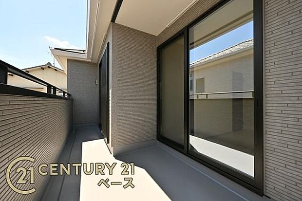 ■現地撮影写真■日当たりのよいバルコニー!洗濯物もよく乾きます!